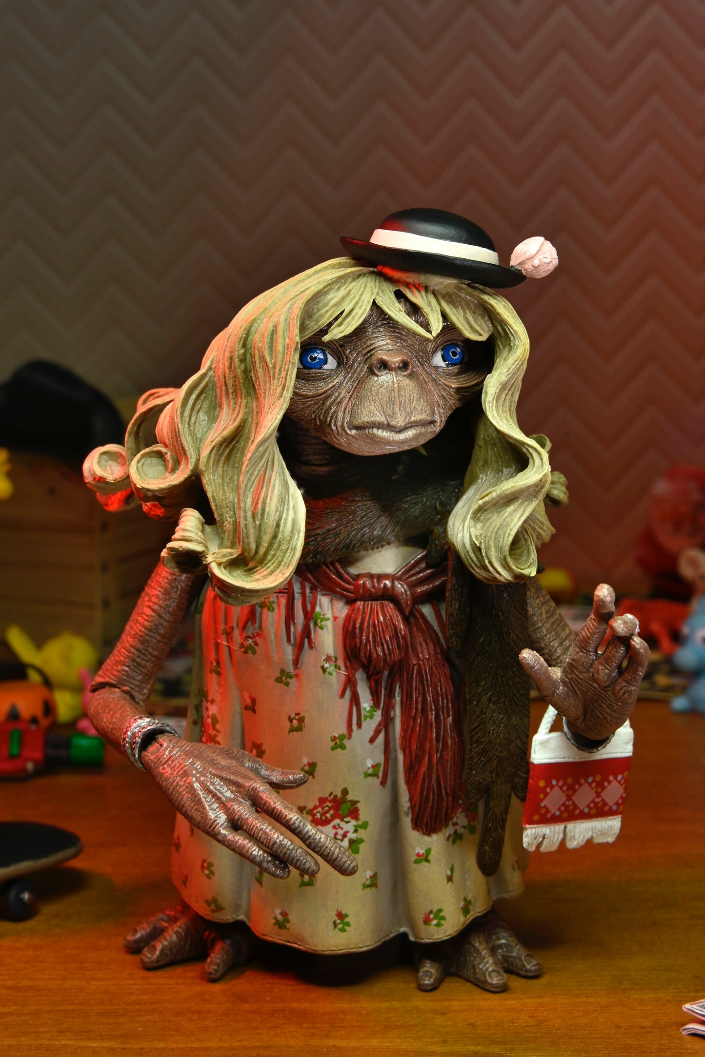 E.T. 40TH ANNIVERSARY DRESS-UP E.T. ULTIMATE 7 INCH SCALE ACTION FIGURE