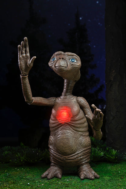 E.T. 40TH ANNIVERSARY DELUXE E.T. WITH LED CHEST ULTIMATE 7 INCH SCALE ACTION FIGURE