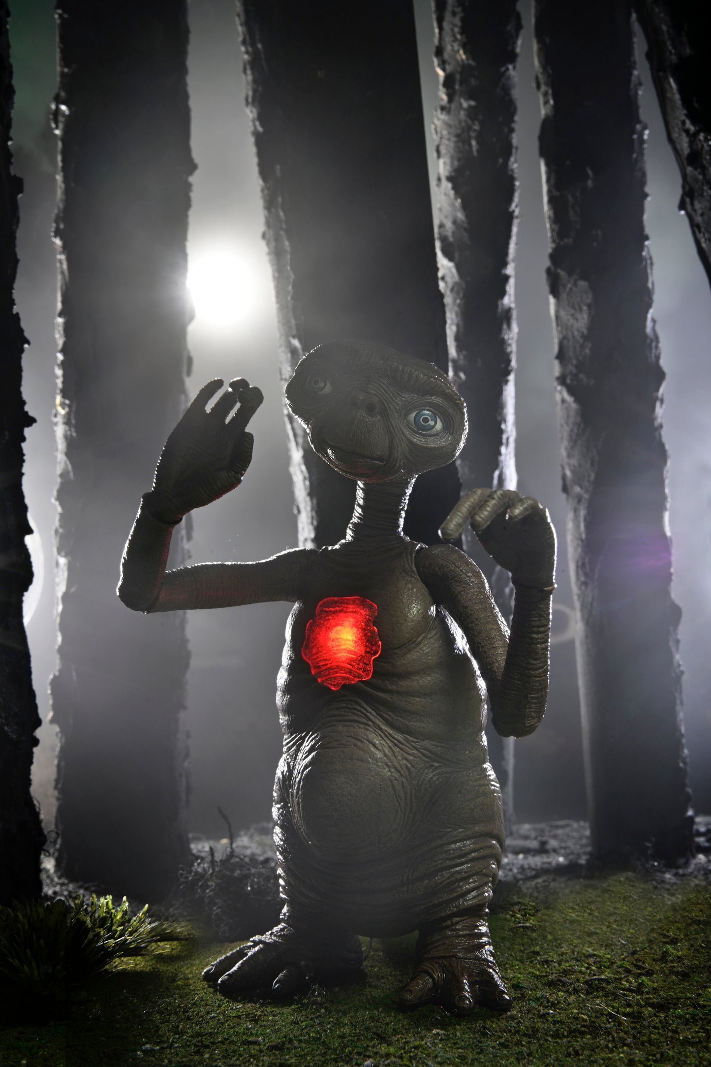 E.T. 40TH ANNIVERSARY DELUXE E.T. WITH LED CHEST ULTIMATE 7 INCH SCALE ACTION FIGURE