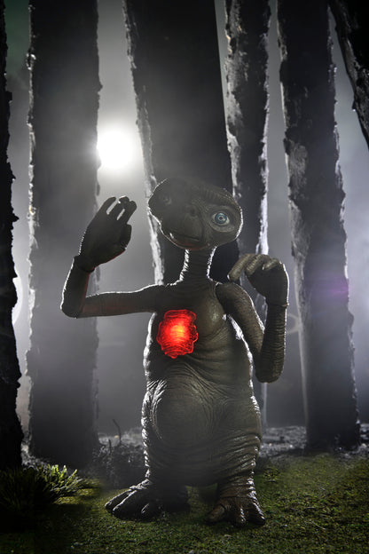 E.T. 40TH ANNIVERSARY DELUXE E.T. WITH LED CHEST ULTIMATE 7 INCH SCALE ACTION FIGURE
