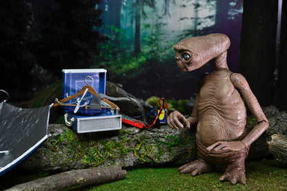 E.T. 40TH ANNIVERSARY DELUXE E.T. WITH LED CHEST ULTIMATE 7 INCH SCALE ACTION FIGURE